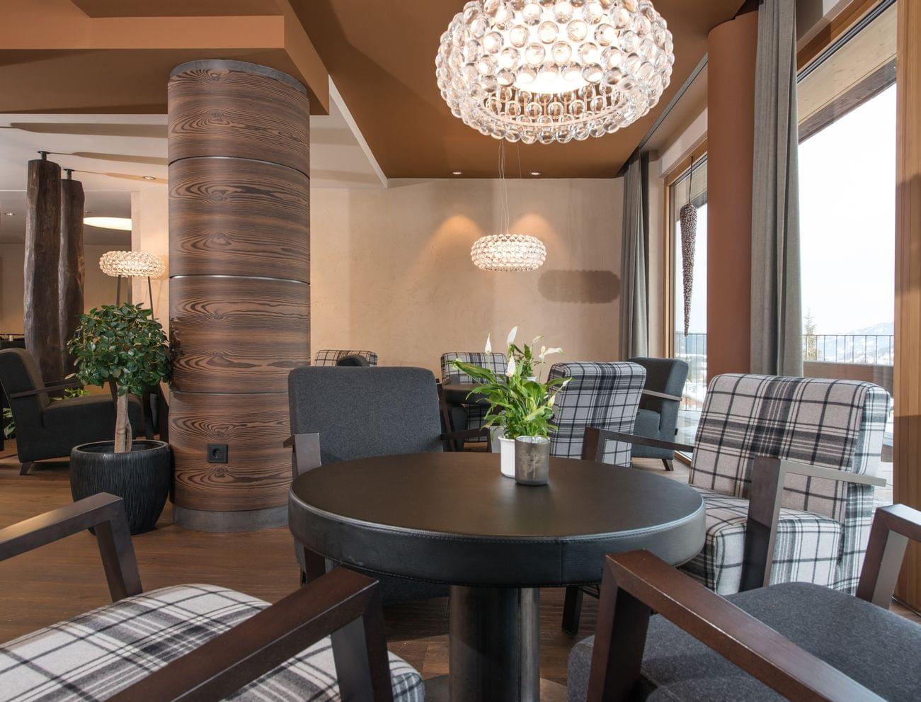 Loungebereich im Alphotel in Hirschegg